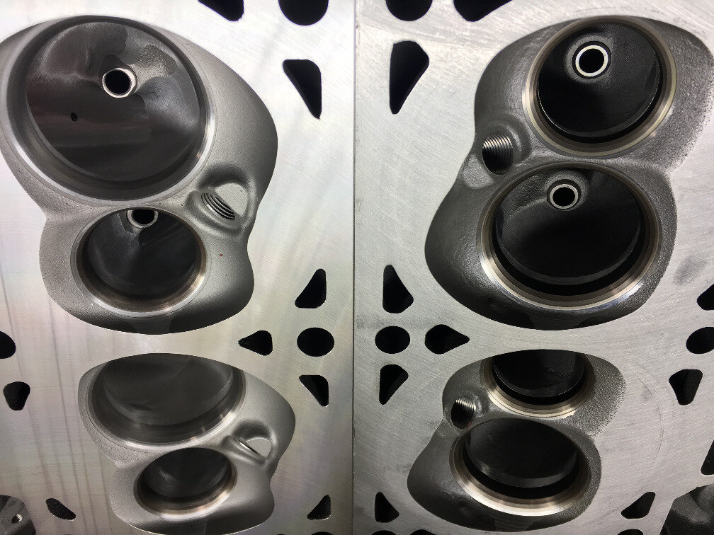 Слева - голова блока цилиндров после портинга, справа - до.