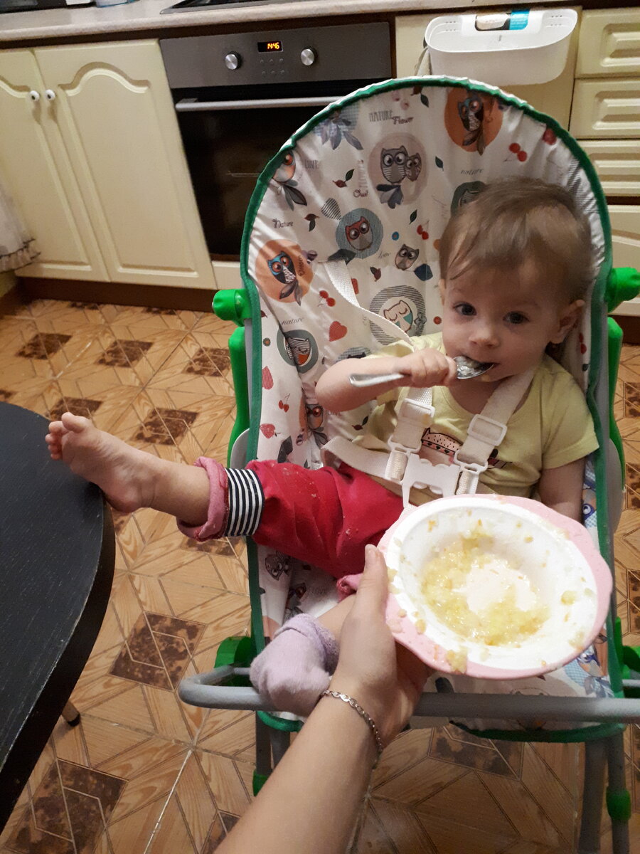 
Ничего не предвещало беды, да и радости тоже. Просто обычный день, просто я кормлю Лилю. Она спокойно ест суп, улыбаясь когда я подпеваю, открывая широко свой ротик как маленький галчонок, фыркая недовольно если ложка слишком долго идёт до ее рта. Но в этот раз что-то пошло не так. Или наоборот можно сказать что всё пошло так как надо. Она и раньше забирала ложку и пыталась что-то делать, но сегодня она конкретно отобрала её и не собиралась мне отдавать, совсем. Я начала показывать ей как набирать ложкой суп, но этот процесс пока явно безуспешен. Лиля просто долбила ложкой по жиже супа создавая брызги и измазывая себя с ног до головы. Мгновенно всё что было на ней оказалось в супе. Ну и конечно я тоже под обстрелом из риса и картошки. Этот процесс меня очень повеселил с одной стороны, с другой я представляла как я буду отмывать всё это...и Лилю, и стул, и себя. Но всё же веселья было больше. Всё-таки очень забавно наблюдать как маленький ребёнок, который только-только научилась стоять, уже отбирает ложку и пытается есть сама. Пройдет совсем немного времени и этот процесс не будет вызывать у неё никакой сложности, но в моей памяти навсегда сохранится этот день, когда она отобрала у меня ложку, лупила ей по супу с озорной улыбкой. 