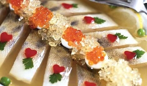 Оформление заливного в русском стиле. Фотография носит иллюстративный характер.