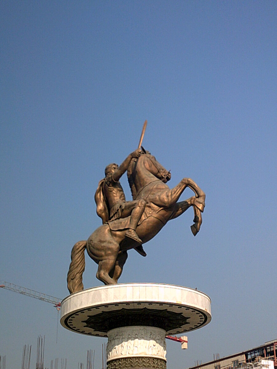 Памятник на главной площади "Воин на коне"