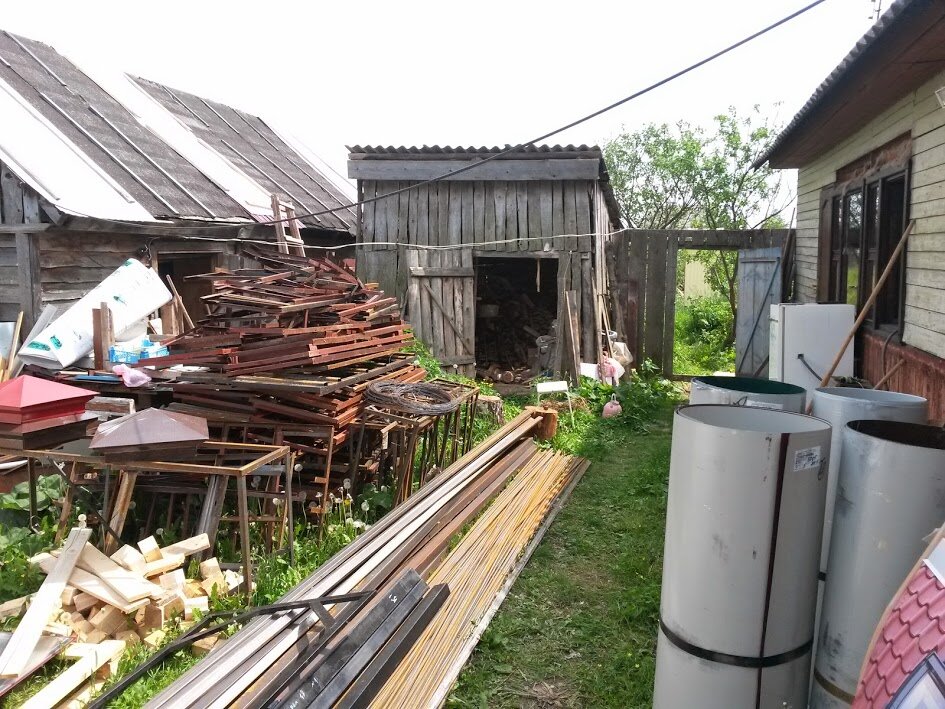 Старый, сгнивший дровник