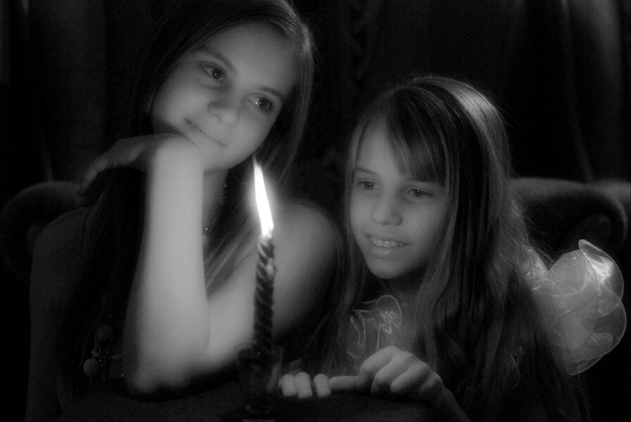 Близнецы 13 лет. Total eclipse маккензи зиглер. Фото сестры пушнова. Старшая и младшая сестра. Старшая сестра.