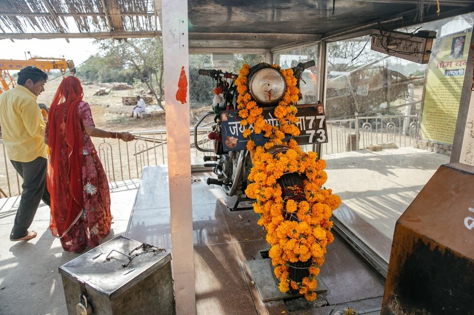 Индусы молятся мотоциклу © BBC | Mihhail Triboy