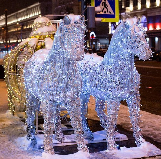   Красивую фотографию новогодней повозки лошадей сфотографировали в Воронеже возле ЦУМа. Снимок опубликовал пользователь Андрей (@andrey_konyuhov_vrn) в своем аккаунте в соцсети «Инстаграм».
