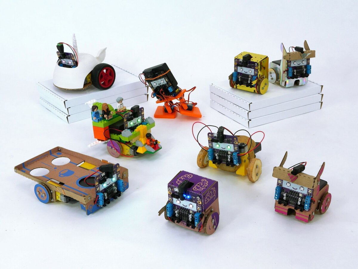 Фото - https://www.dezeen.com/2018/06/26/smartibot-kit-toy-the-crafty-robot-technology/