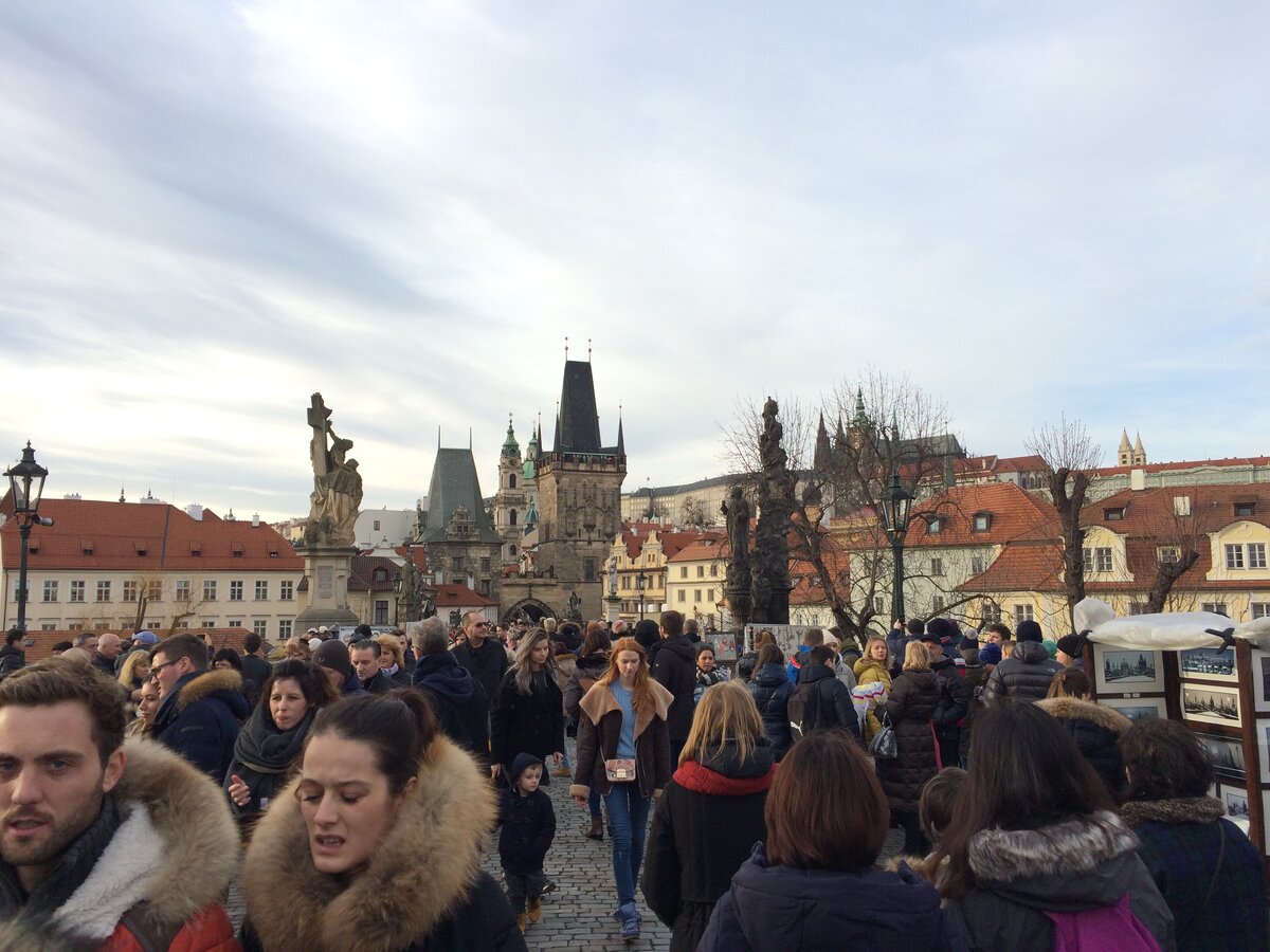 Когда бы вы не приехали в Прагу, на Карловом мосту всегда будет много людей. Толпы иностранных туристов фотографируются с памятниками, слушают музыку исполнителей, рассматривают сувениры. Одно правда - места здесь хватает всем! Если вы хотите сделать фото на мосту без людей, то нужно прийти сюда до 5.30 утра в выходной день.