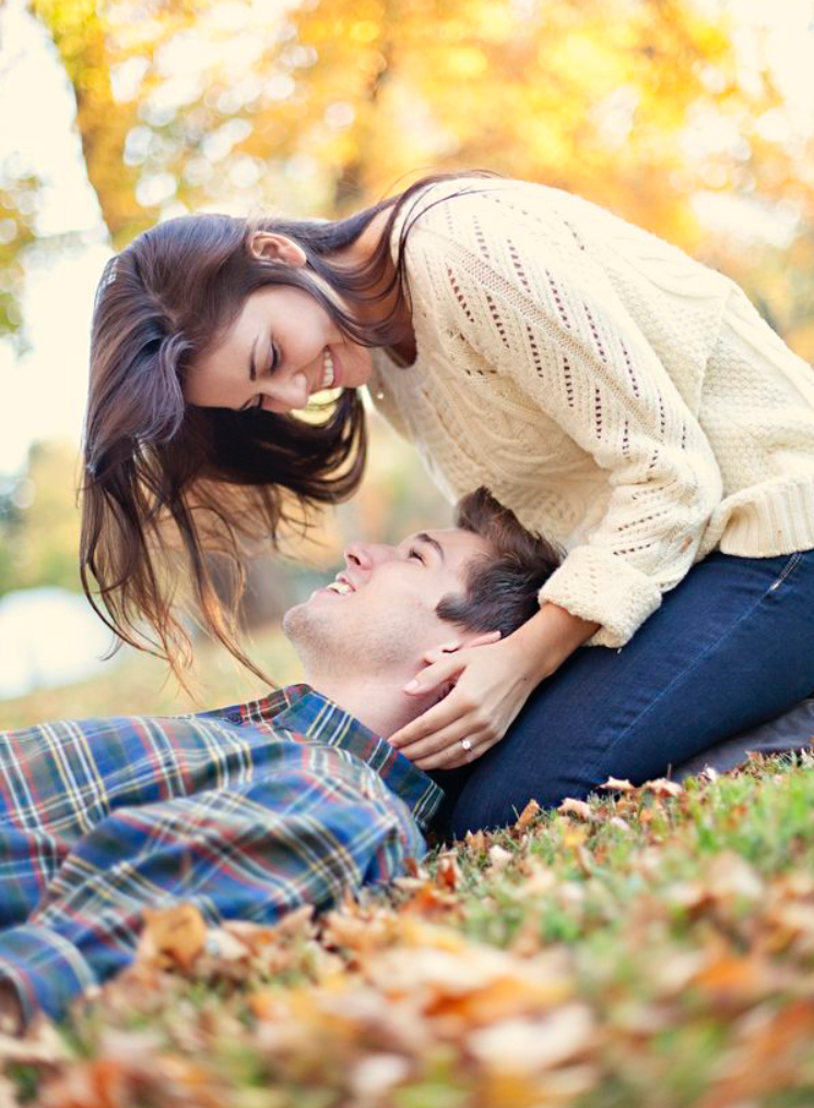 позы для фотосессии влюбленной пары. лав стори фотосессия. позы для романтической фотосессии. фотосессии для пар идеи. молодая пара.