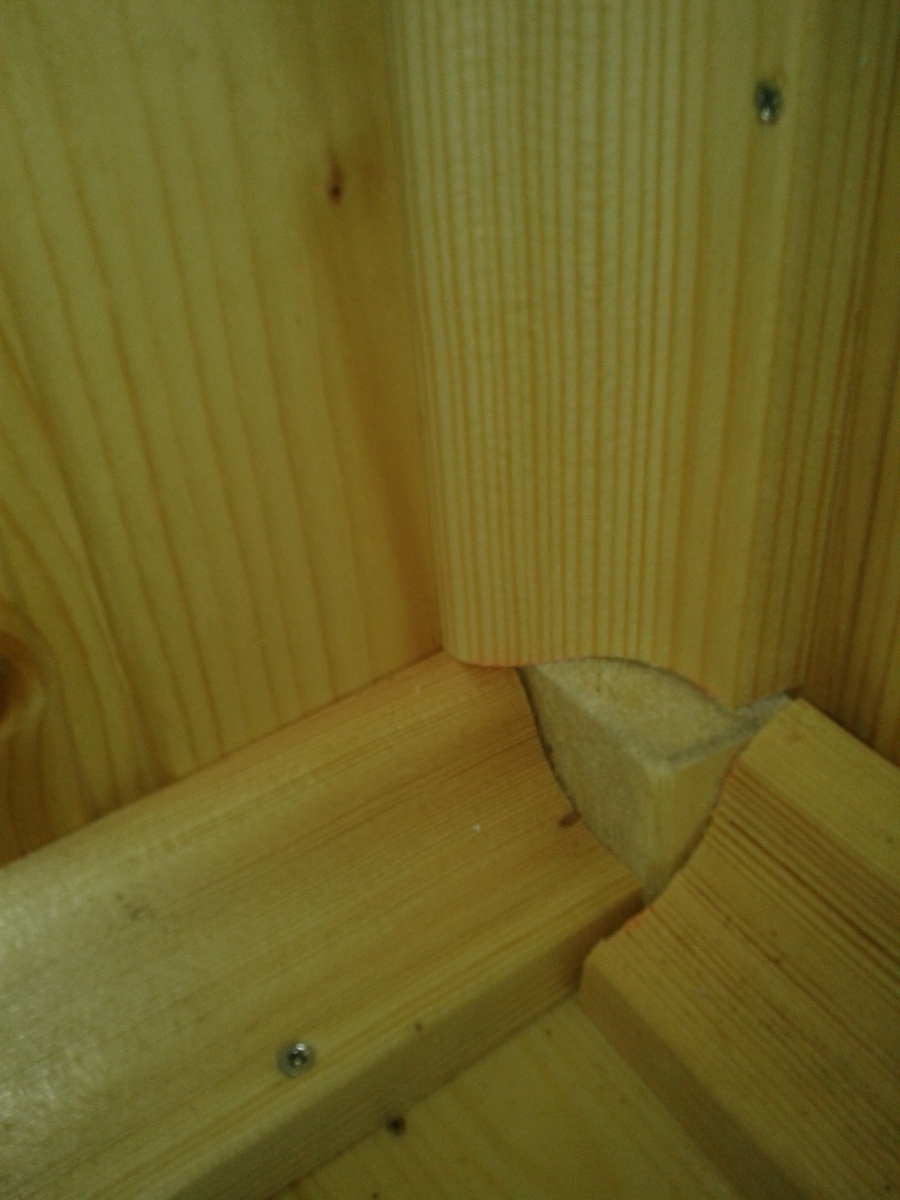                                       Так закрывал щели в углах.