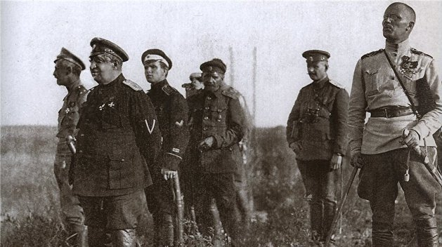 15 сентября 1867 года родился один из самых интересных полководцев гражданской войны — Владимир Зенонович Май-Маевский. История совершенно незаслуженно отодвинула его на второй план, а кинематограф связал с ним образ, мало похожий на этого боевого генерала.