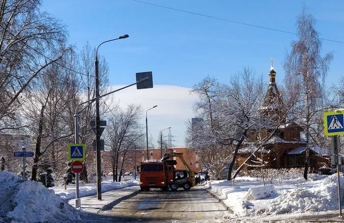 Спецтехника используется при уборке территории возле храма. Источник: ФБ.