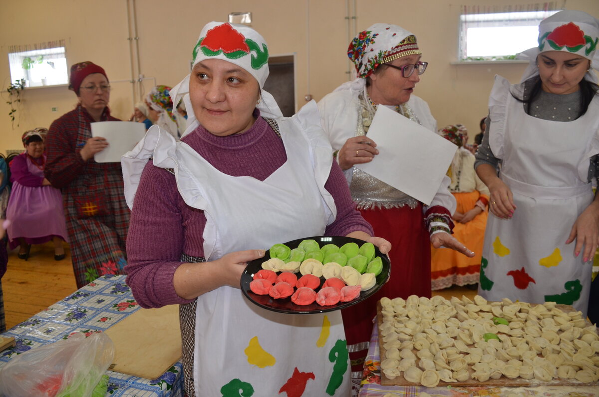 Сарсак-омгинский народный ансамбль «Зарни сизьыл» какую только начинку к пельменям не использовал: с мясом, с щукой, с грибами, с капустой, яйцом и зеленым луком, молозивом и даже со снытью и шкварками. И формы слепили различные: четырехугольные, цветочком, с фигурным защипом. А духовную пищу разбавили сборником произведений земляка Леонида Лазарева, выпущенным недавно.