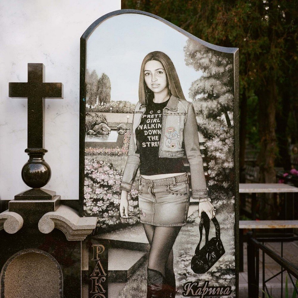 Портрет молодой девушки в полный рост, выполнен тонированием, когда цвета подбираются как на оригинале и втираются в выбитую при гравировке структуру камня, придавая изображению не яркий но в тоже время цветной вид!