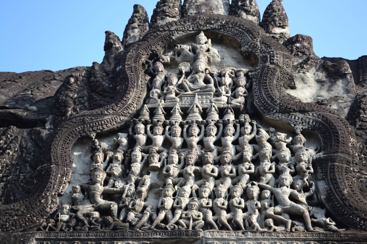 Змеиный храм. Камбоджа храм Ангкор ват. Семиглавый змей Ангкор ват. Ангкор ват статуи. Статуя Вишну Ангкор ват.