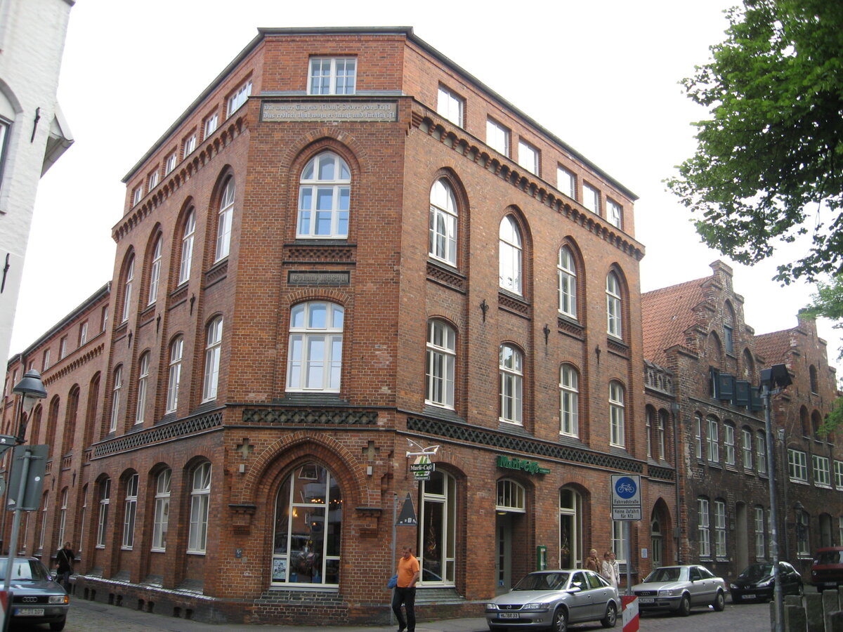 Характерная особенность здешней архитектуры — смешение красного кирпича и белой штукатурки