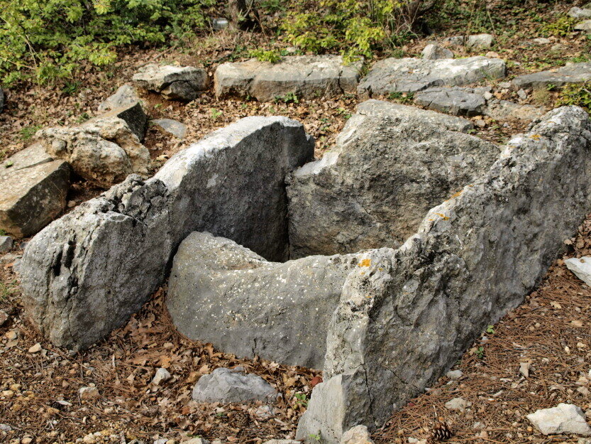 Полуразрушенный дольмен у Гаспры