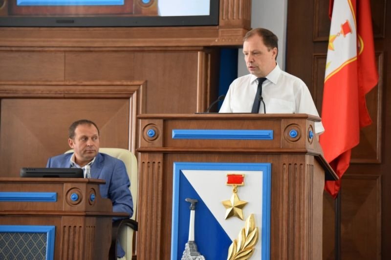   Вице-спикер заксобрания Севастополя Александр Кулагин на трибуне. Фото: sevzakon.ru.