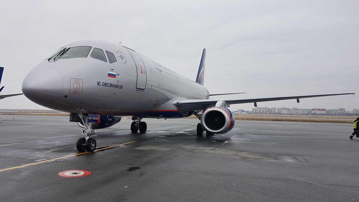 Пятничный SuperJet 100-95 - RA-89064 - Аэрофлот - Российские Авиалинии назван как и многие "Сухие" в честь летчиков - Заслуженного пилота СССР Юрия Викторовича Овсянникова. Лайнер рассчитан на перевозку 87 пассажиров в комфортабельной двухклассной компоновке: 12 мест в салоне бизнес-класса и 75 — в экономе.

Фото @tsoomsk 