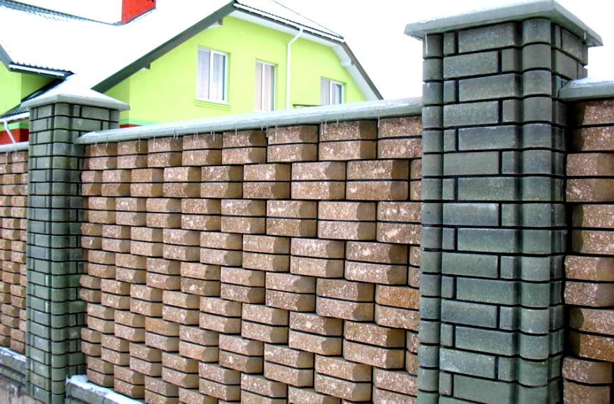 Какой сделать забор в частном доме?