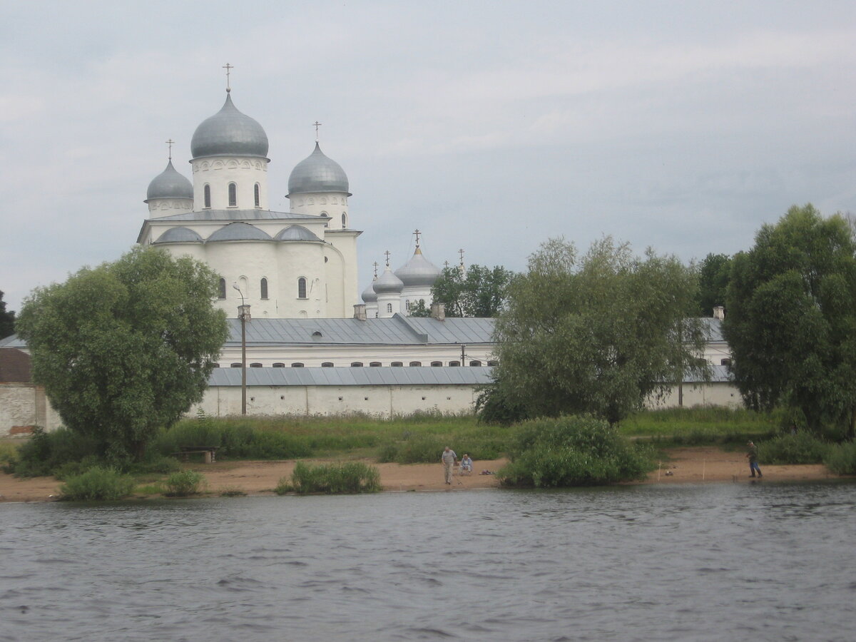 Проходим мимо Юрьева монастыря.