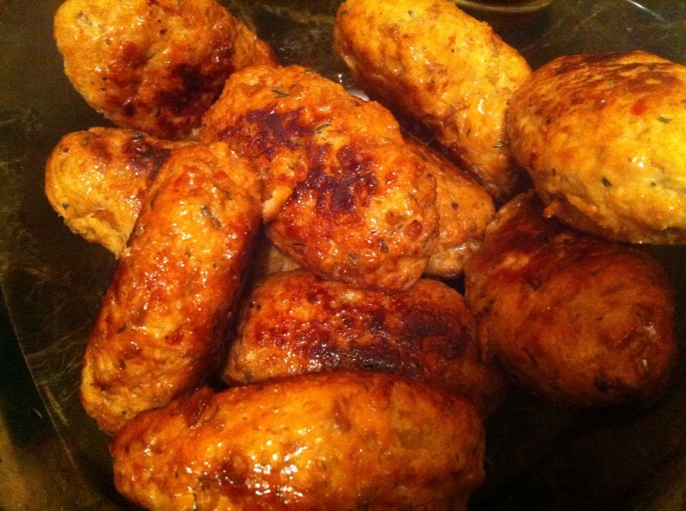  Через мясорубку прокрутить 500гр говядины и 500гр куриного филе,перец болгарский 1шт, перец острый 1шт. Лук репчатый и укроп измельчить, специй на свой вкус. Обжарить с двух сторон. Приятного аппетита! 