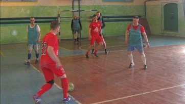 Игроки «Енисея» Александр Харитонов, Ярослав Матвиенко, депутат Законодательного Собрания Евгений Черных, а также экс-игроки «Металлурга» и футболисты чемпионата края провели товарищеский поединок с осужденными в ИК-27.
