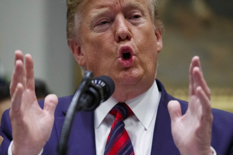 После успешного провоцирования срыва очередного раунда торговых переговоров с Китаем американский президент уверен, что США находятся там, где "и хотели быть в отношениях с Китаем". Более того, Дональд Трамп уже торопит китайцев сдаться и принять его условия, так как после его победы на выборах президента в следующем году "сделка будет для них намного хуже". Официальный Китай, пообещав пропорциональные меры, пока конкретные шаги в ответ на ультиматум не объявил.