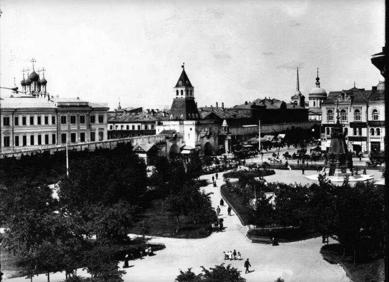 Ильинские ворота Китай-города и памятник героям битвы при Плевне
Петр Павлов, 1890-1909 год, г. Москва, пл. Ильинские ворота, из архива МАММ/МДФ.