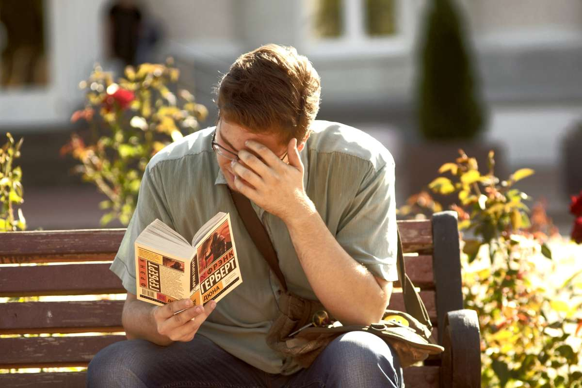Читать книги. Чтение книг. Человек с книгой в руках. Мужчина с книгой в руках. Книга человек