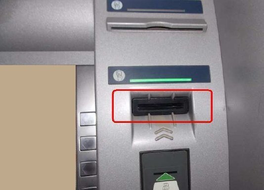 Так выглядит установленное в картоприемник банкомата скиминговое устройство.