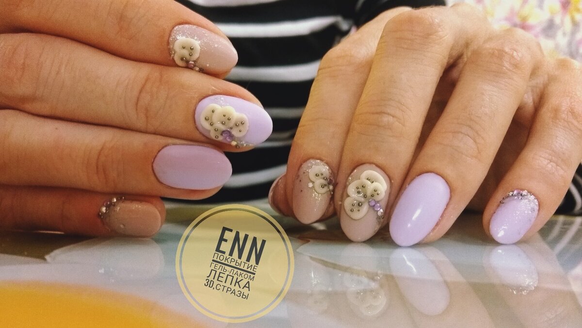 Цвета песочный,или нюд и светло-сиреневый.