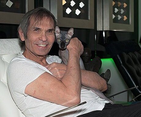 Бари Алибасов со своим котом. Фото из сайта "Мой друг кошка" https://zoomir.ru/cat/vip/bari_alibasov_bez_kota_ya_ne_viju_smysla_jizni