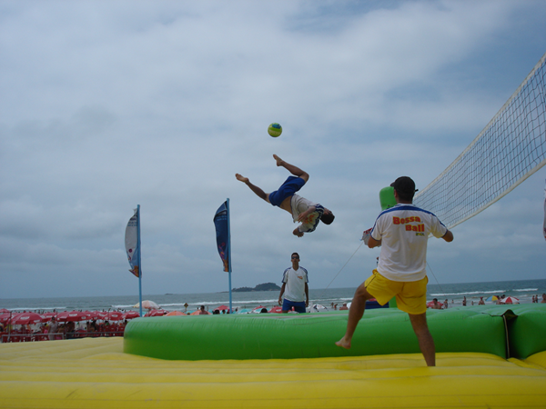 Игрок в боссабол делает трюк.