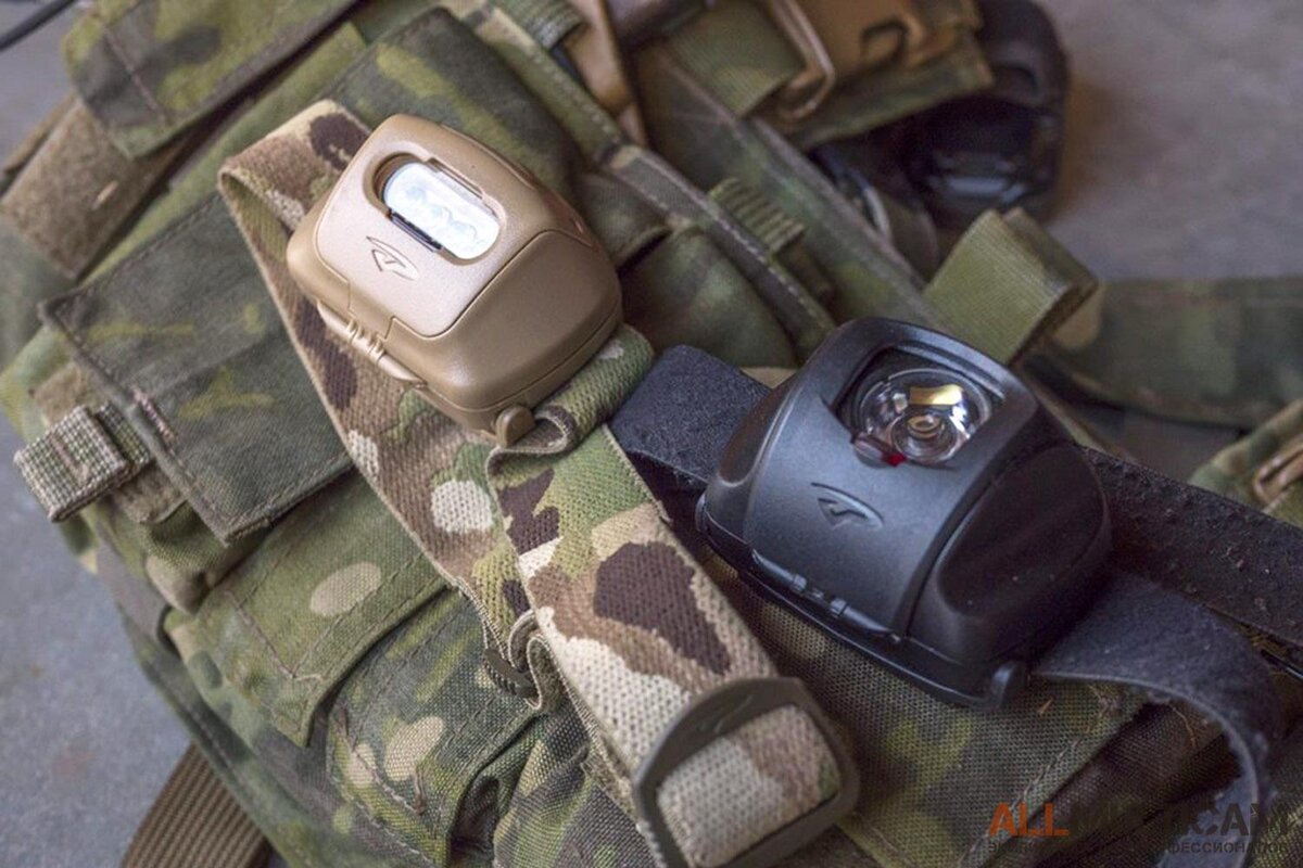 Благодаря адаптерам фонари MPLS можно крепить за снаряжение с MOLLE