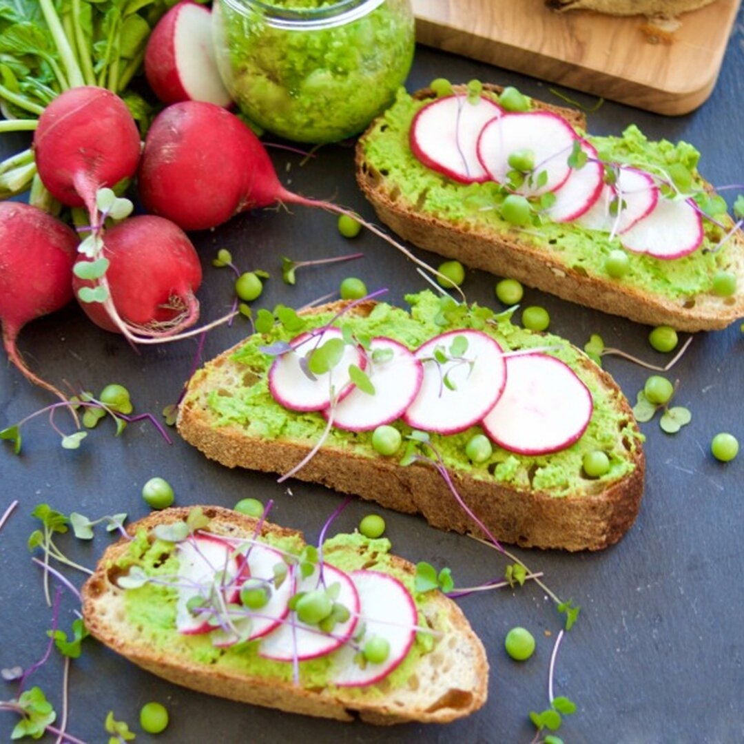 Представьте себе поджаренный хлеб с аппетитным и острым вкусом и заправленый свежей редиской и зеленью. Звучит изысканно, не правда ли? Блюдо идеально подходит для вечеринки или случайного ужина.