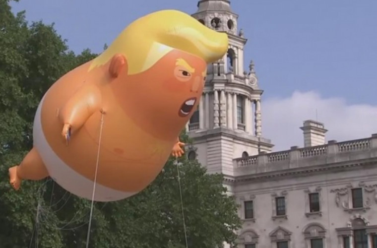 Надувной младенец Дональд Трамп.