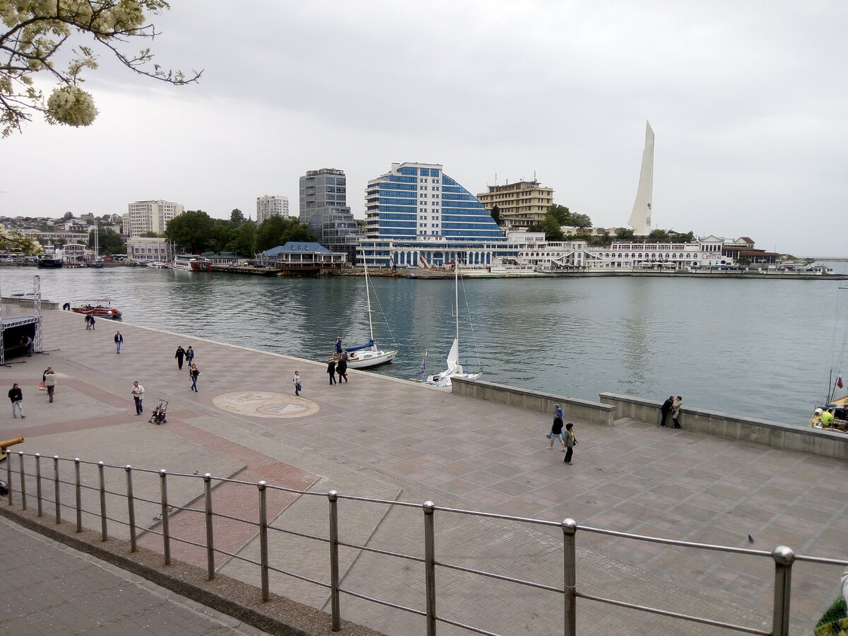 Не любимое севастопольцами здание , получившее кличку "унитаз" :)