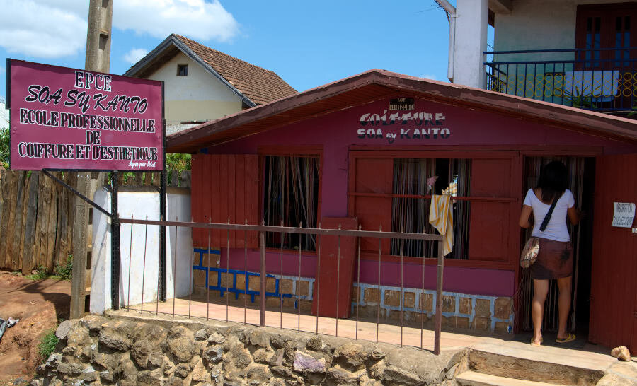 2. На табличке слева написано: "Профессиональная школа парикмахеров и визажистов". Хотя, я не знаю, как в этом случае переводится на русский  esthétique.

