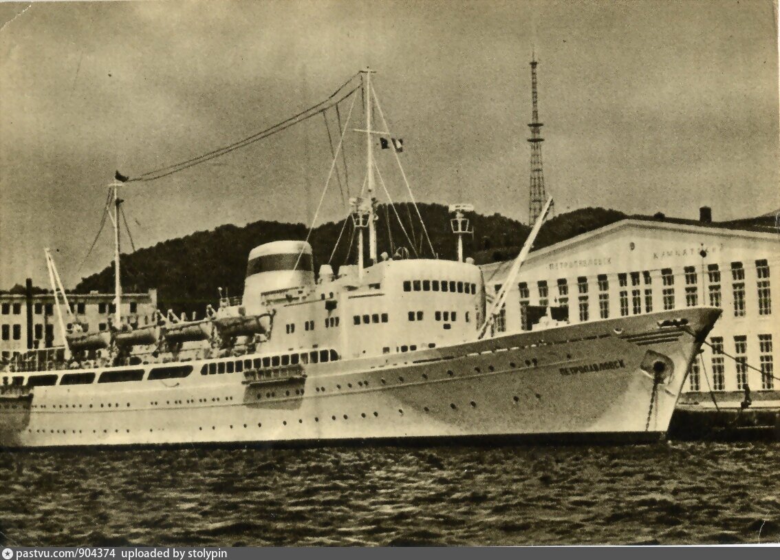 Теплоход «Петропавловск» 1967
, 
Россия,
 Камчатский край,
 Елизовский район
Теплоход «Петропавловск» у причала морского вокзала города Петропавловск- Камчатский.

Почтовая открытка. Издательство «Советский художник» , 1967 г.
Автор:К. Гордиков
Источник:Государственный каталог Музейного фонда РФ 
Направление съемки:север