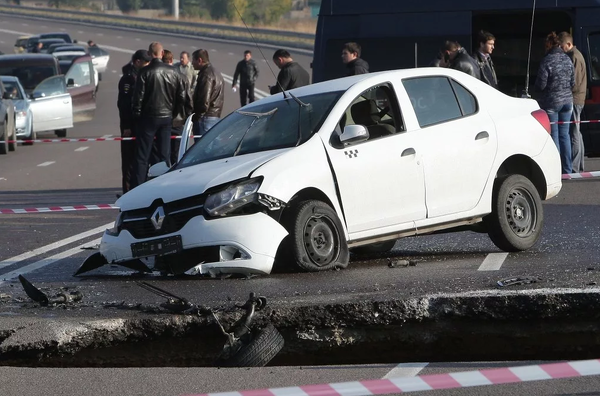 Поломка автомобиля из-за ямы или выбоины — кто будет отвечать?