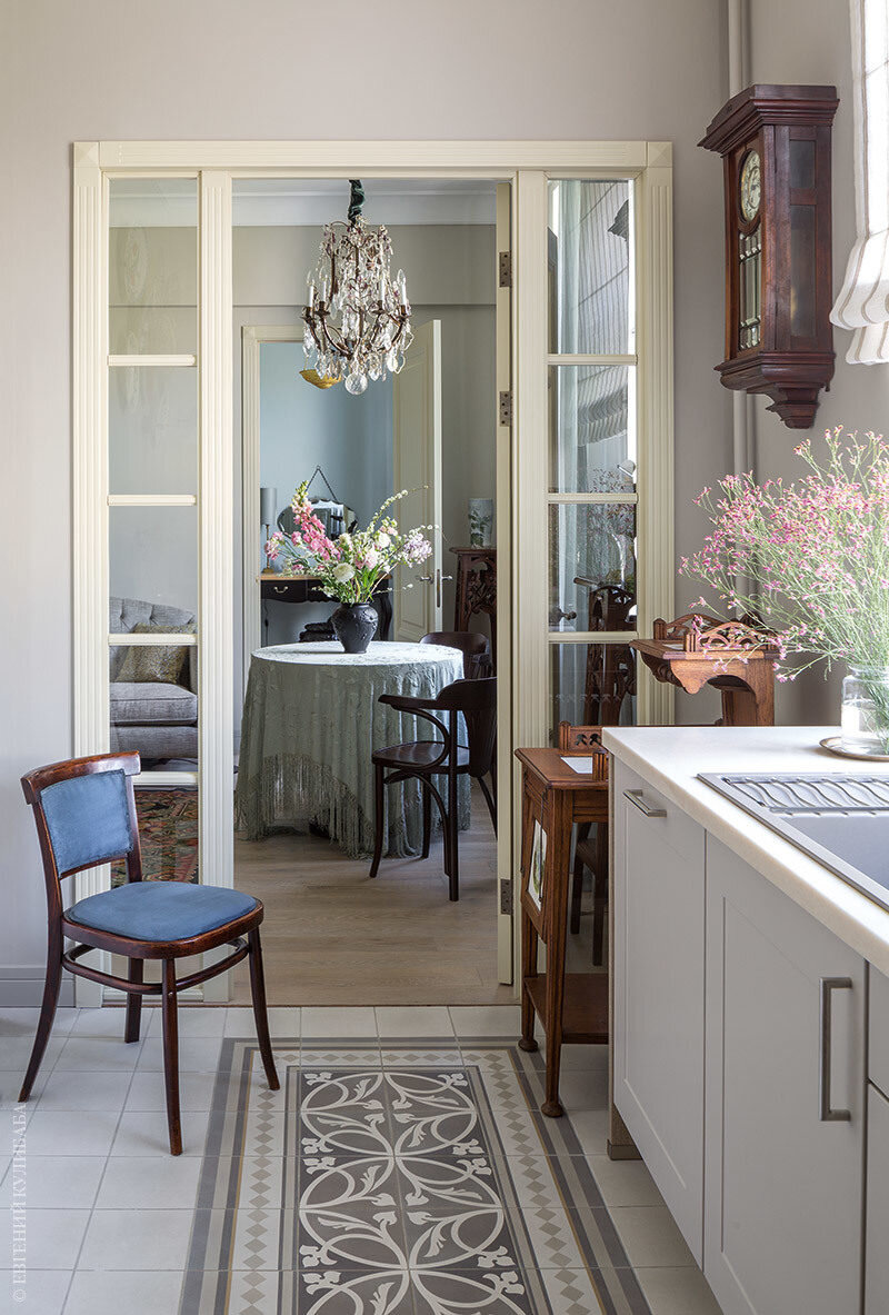 На кухне самоварный столик XIX века, часы “В.Габю” начала ХХ века и переобитый новой тканью старинный стул, приехавший вместе с хозяйкой со старой ­квартиры.