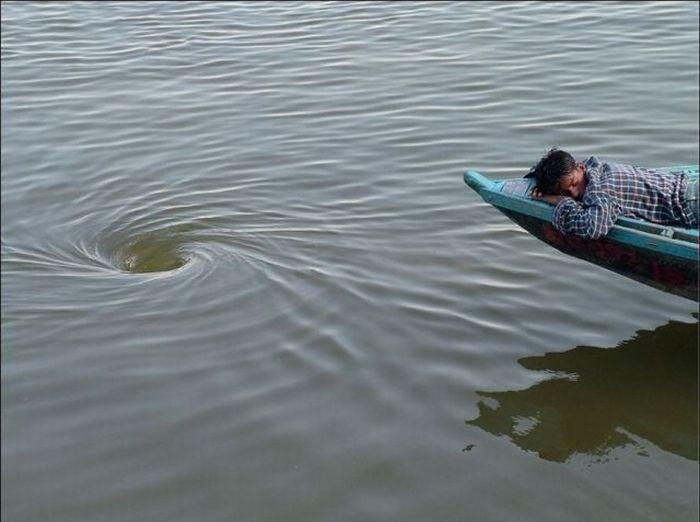 водоворот у лодки Фото: Яндекса картинка