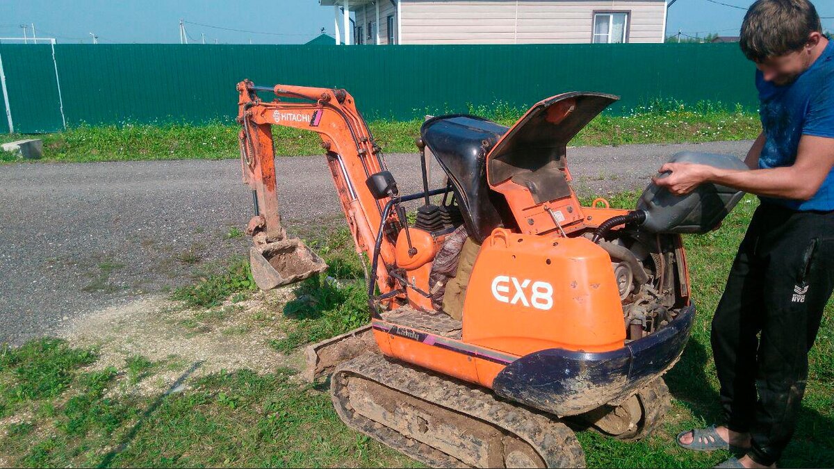 Небольшой японский мини экскаватор. Кстати, бензина потребляет не много - 10 литров на 9 часов работы.