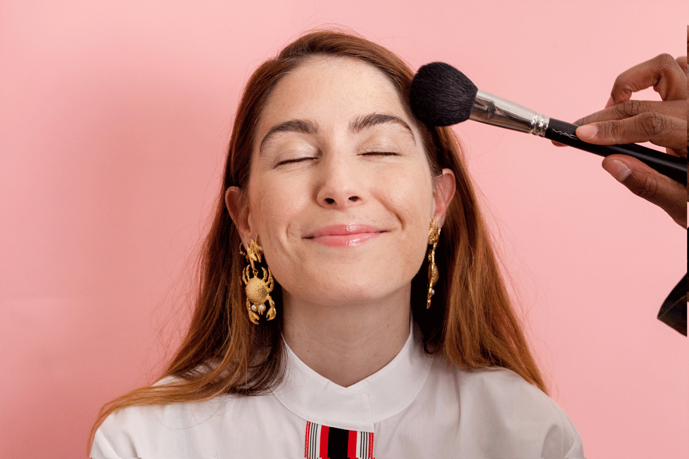 Кстати, не стоит переживать за одежду, данные косметические продукты очень хорошо смываются и совершенно не оставляют следов. 