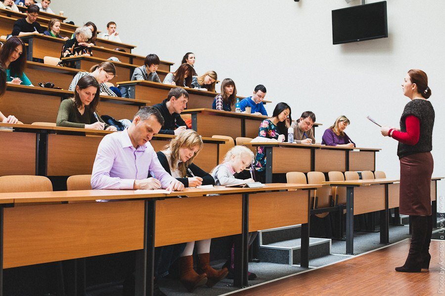 Участники акции "Тотальный диктант" в г. Владивостоке (ДВФУ).