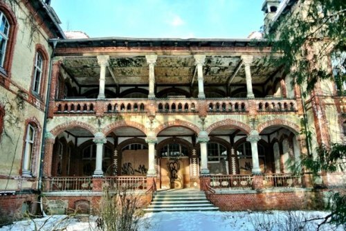  20. Санаторий Белиц (Beelitz Sanatorium), Германия

Расположенный в городе Белиц, Бранденбург (Brandenburg), на востоке Германии, санаторий Белиц когда-то был местом, где лечился нацистский лидер Адольф Гитлер.
