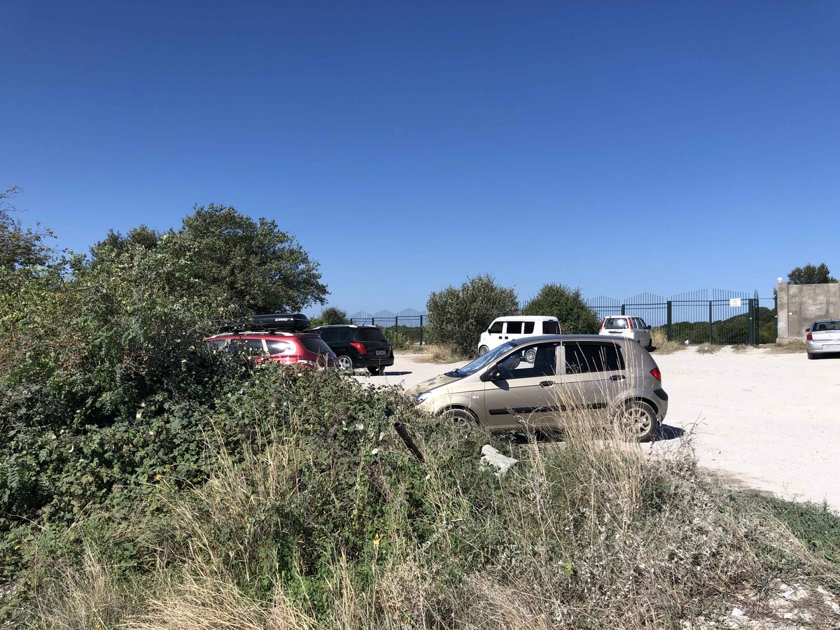 Парковка перед пляжем.довольно большая. Листайте галлерею -->