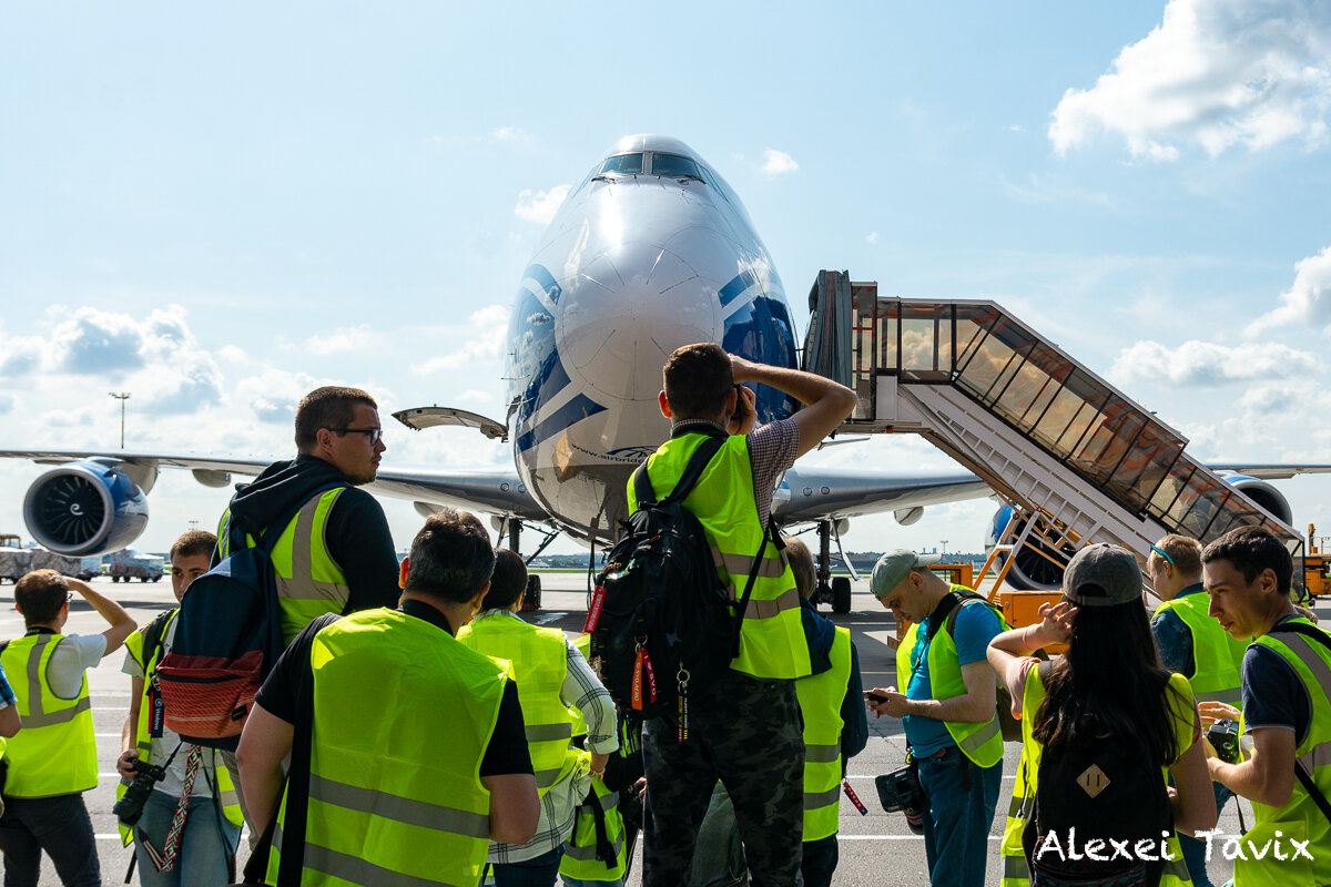 Внимание споттеров сразу же было приковано к стоящему на перроне Boeing 747 авиакомпании AirBridgeCargo.