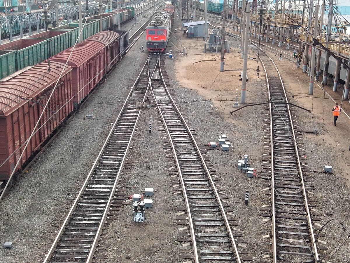 Поезд едет по стрелкам