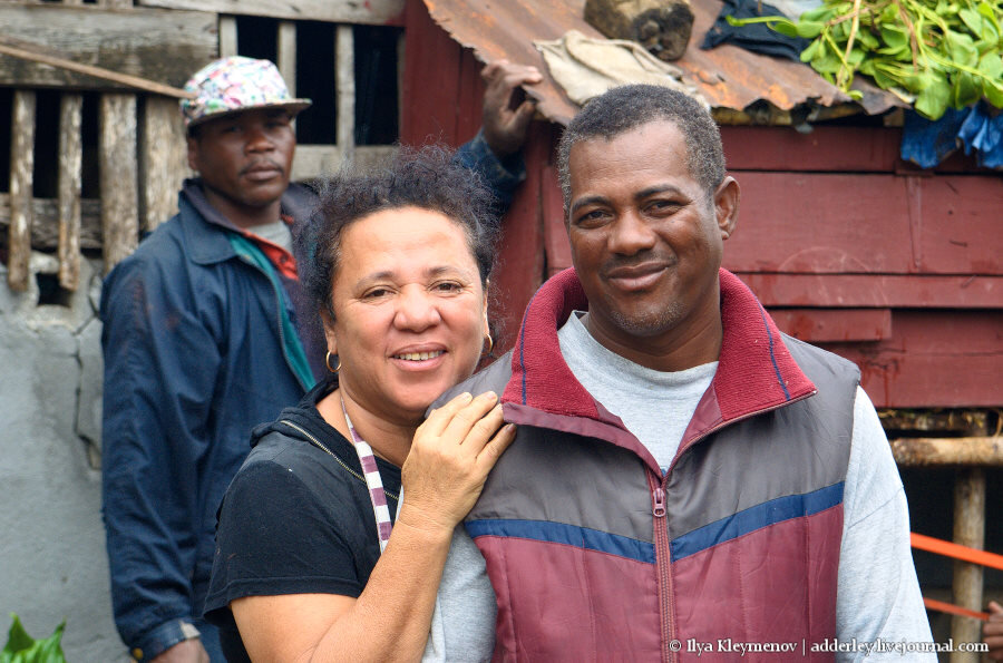 Владельцы самого "центрового" отеля в Мануру - Августин и его жена.  