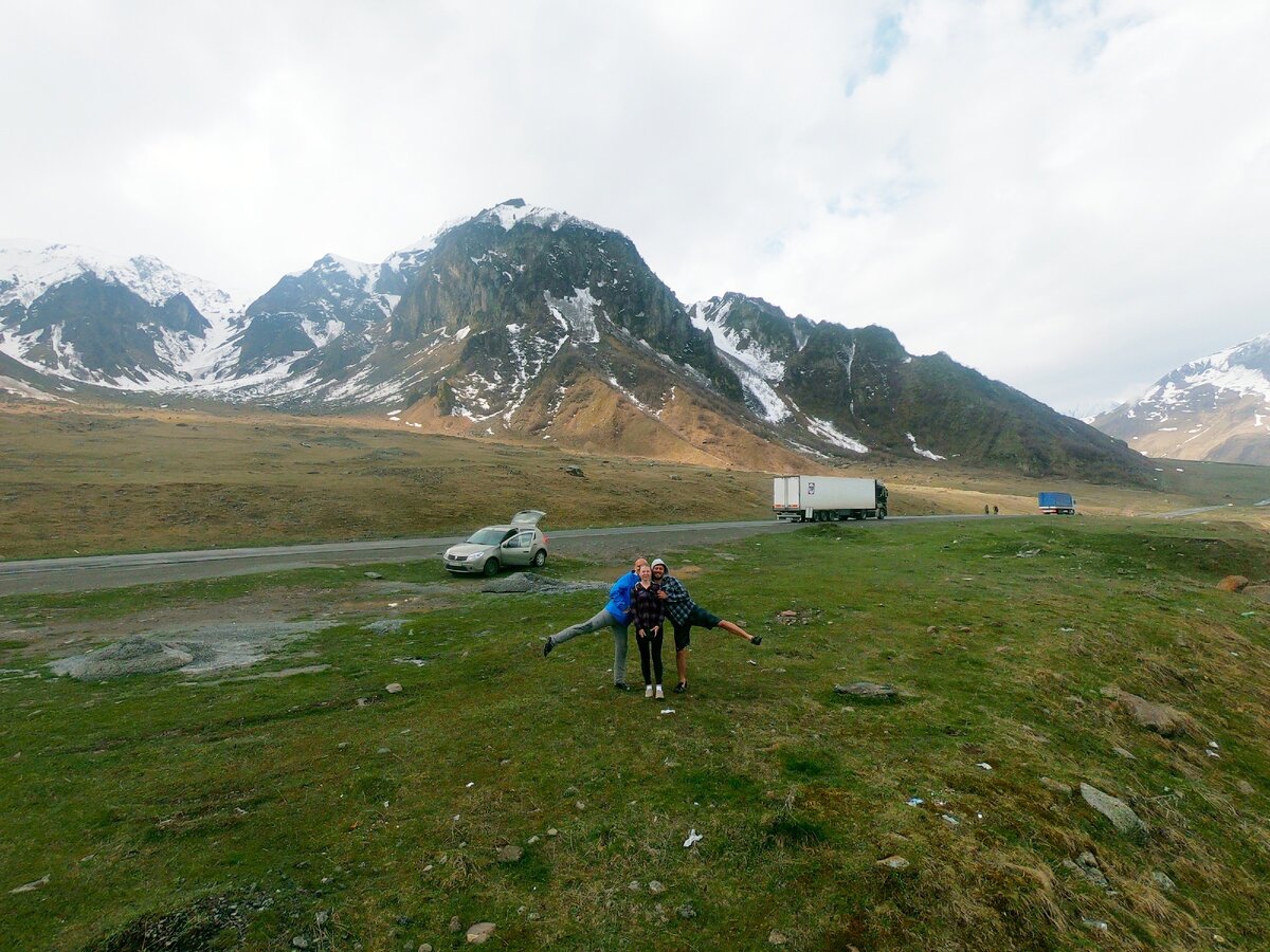 Старая военная Грузинская дорога, примерно 40 км от Нижнего Ларса.